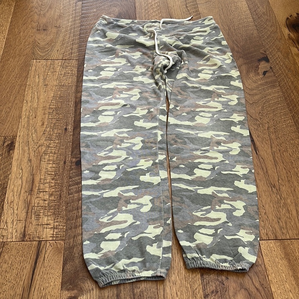 Monrow Woman’s Green Camo Joggers Size M - Picture 2 of 6